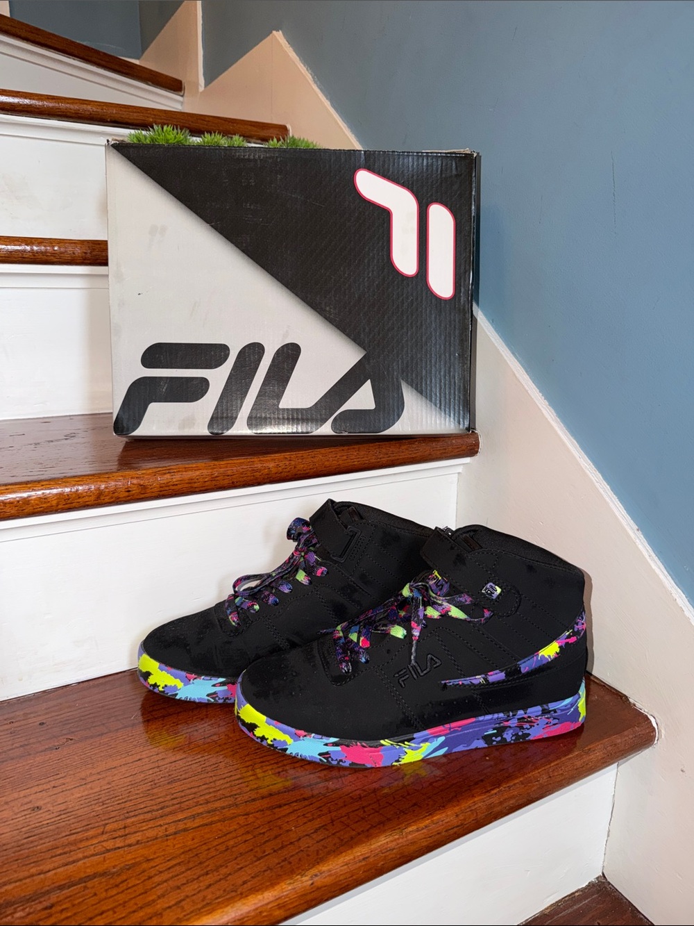 NWOT Women’s Fila Paintball Black High-Top Sneakers Multicolor Paint-Splash Sole